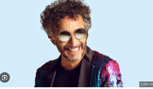 Fito Páez ya tiene en sus manos la primera copia de «Novela»