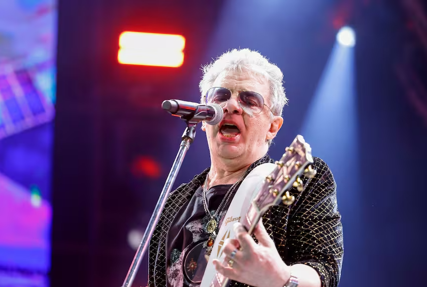 Los Ratones Paranoicos congregaron a sus fans: un póster, una Gibson Les Paul y una ceremonia de rock stone en el estadio de Vélez