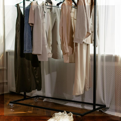 Más Allá del Fast Fashion: El Poder del «Armario Cápsula» de Lujo