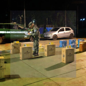 MISIONES: EMBISTIERON UN CONTROL DE GENDARMERÍA Y ABANDONARON UN AUTO CON MÁS DE 11.000 ATADOS DE CIGARRILLOS DE CONTRABANDO