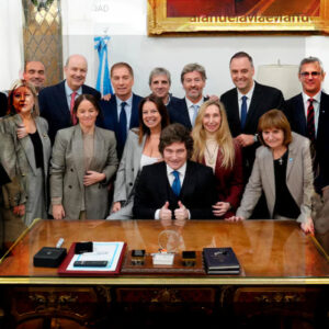 LA FOTO CON MÚSICA DE ROCKY: CÓMO EL GOBIERNO ARMÓ LA POSTAL DEL GABINETE ANTES DEL INFORME DE ADORNI