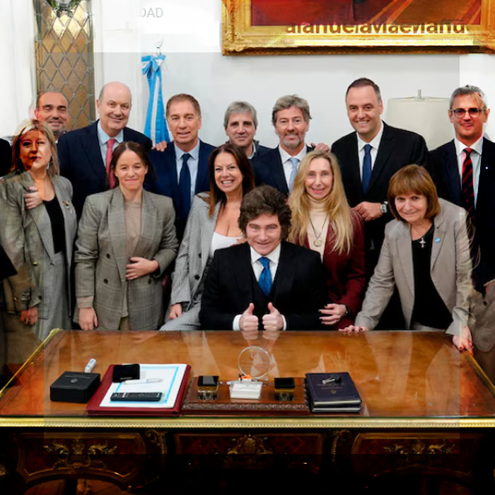 LA FOTO CON MÚSICA DE ROCKY: CÓMO EL GOBIERNO ARMÓ LA POSTAL DEL GABINETE ANTES DEL INFORME DE ADORNI