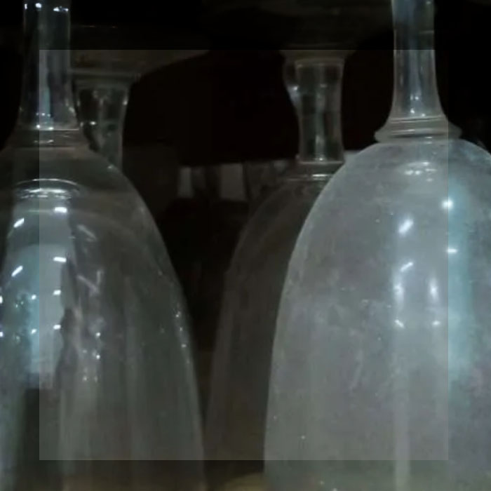 POR QUÉ LAS COPAS «BUENAS» QUE GUARDAMOS EN LA VITRINA SE ARRUINAN CON EL TIEMPO