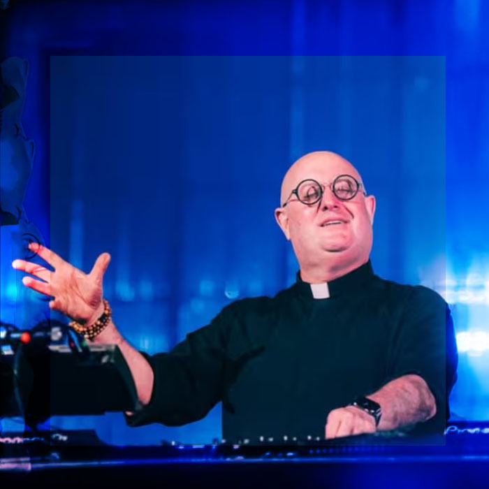 UN CURA DJ LLEGA A PLAZA DE MAYO PARA HOMENAJEAR AL PAPA FRANCISCO