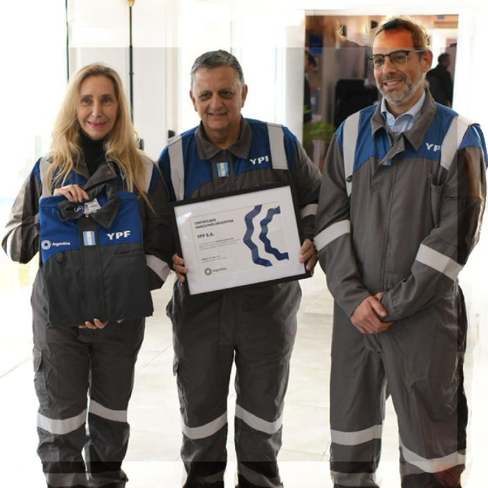 KARINA MILEI ENTREGÓ A YPF EL CERTIFICADO MARCA PAÍS EN UN ACTO EN VACA MUERTA