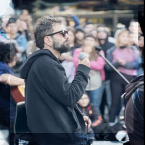 CIELO RAZZO HIZO UN MINI RECITAL ACÚSTICO AL PIE DE LA LOCOMOTORA DEL ALTO Y CALENTÓ EL AMBIENTE PARA EL 8 DE MAYO