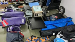 Golpe en Rosario a banda que forzaba cerraduras de autos: tres aprehendidos y secuestro de numerosos elementos, incluidos palos de golf y raquetas de tenis