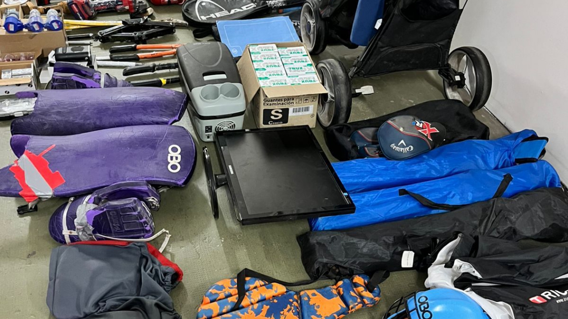 Golpe en Rosario a banda que forzaba cerraduras de autos: tres aprehendidos y secuestro de numerosos elementos, incluidos palos de golf y raquetas de tenis