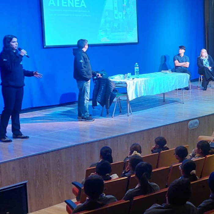 CONAE acercó la exploración espacial y el desarrollo satelital argentino a estudiantes de Island College
