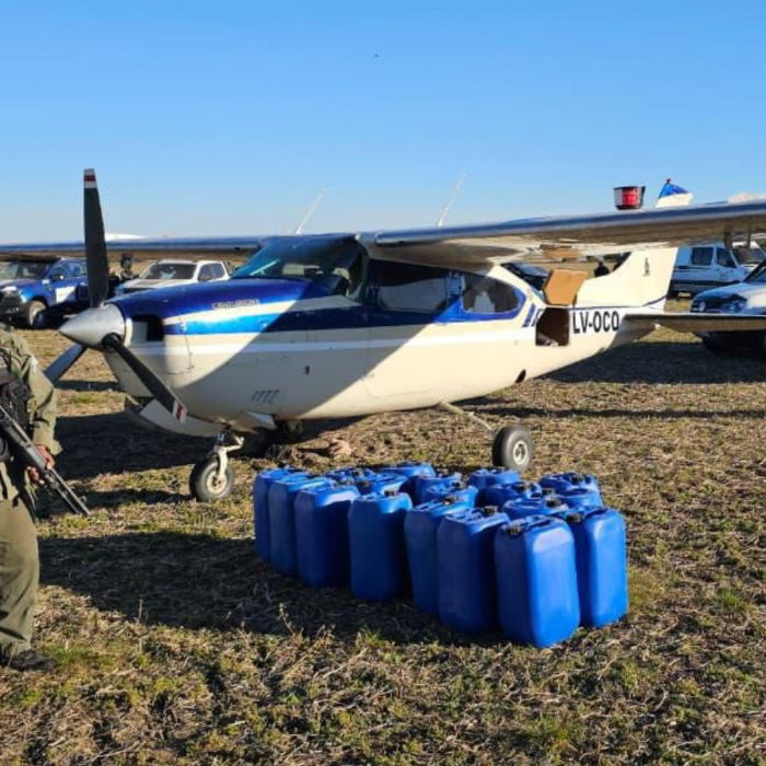 Gendarmería Nacional interceptó una avioneta narco en Santa Fe: más de 321 kilos de cocaína secuestrados y dos detenidos