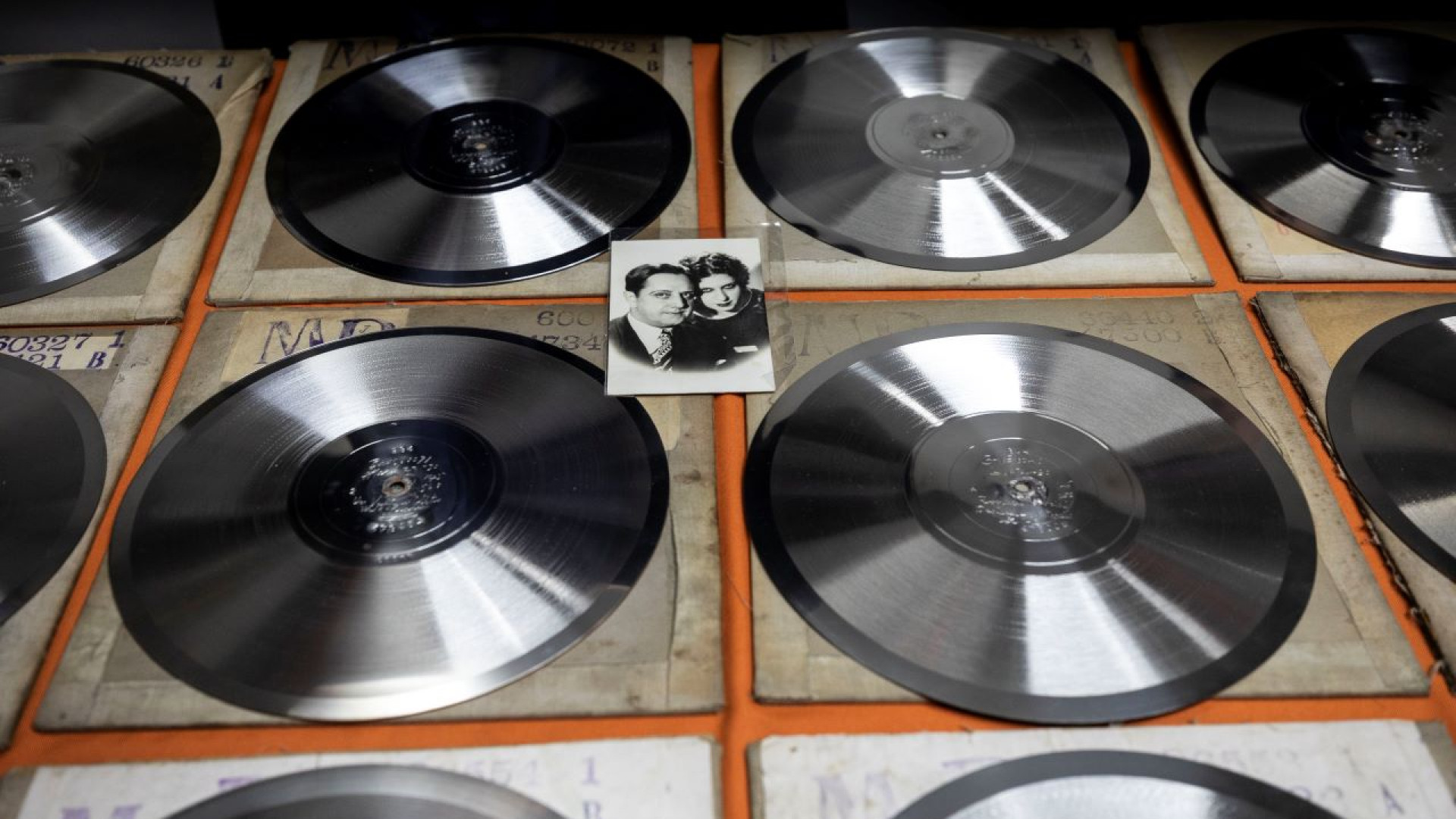 Hallazgos históricos en el Cervantes: aparecen discos inéditos de Tita Merello y una escultura olvidada de Perlotti
