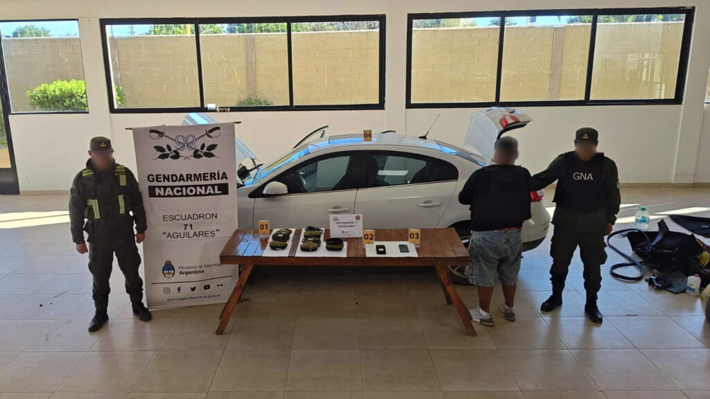 GNA detuvo a un hombre que transportaba más de un kilo de droga en un auto