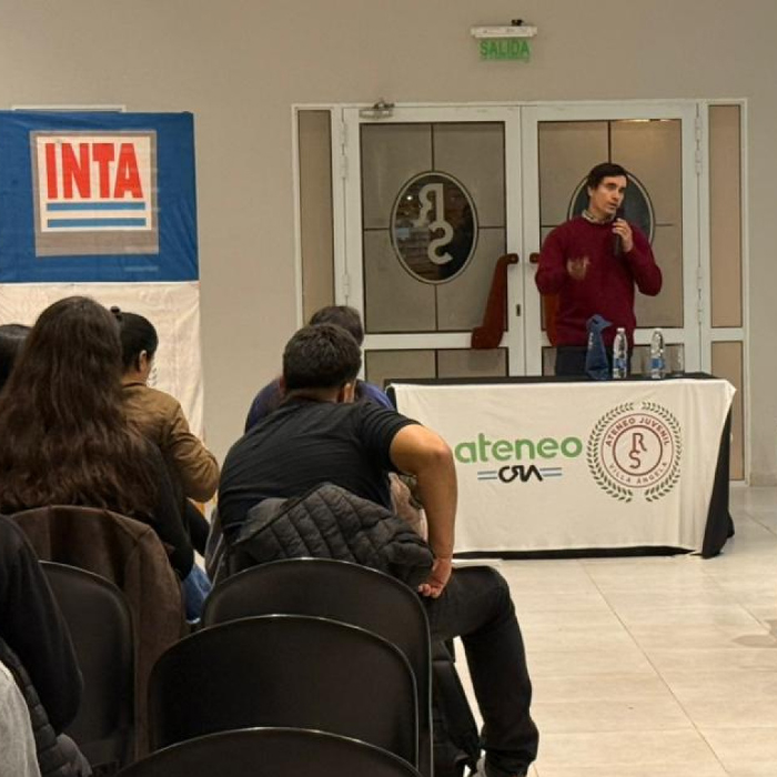 PRODUCTORES Y ESTUDIANTES SE CAPACITARON SOBRE CLIMA Y ALIMENTACION GANADERA EN VILLA ANGELA