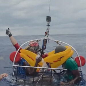 «UN VERDADERO MILAGRO»: RESCATARON A 11 PERSONAS DESPUÉS DE QUE SU AVIÓN SE ESTRELLARA EN EL ATLÁNTICO