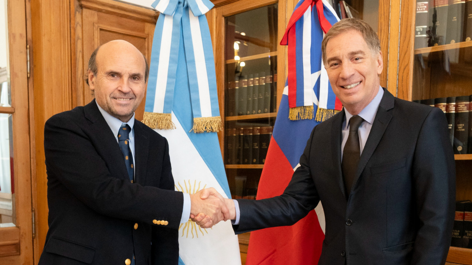 Santilli recibió al embajador de Chile en Argentina en Casa Rosada