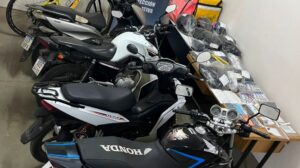 Golpe a una banda dedicada al robo de motos: secuestraron vehículos robados, autopartes y detuvieron a dos sospechosos en Rosario