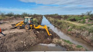 El Plan Hídrico de Pullaro llega al norte y licita la limpieza de 10 canales troncales claves