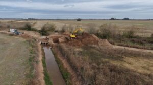 Para mejorar el drenaje hídrico en Totoras y Carrizales, la gestión de Pullaro construye cuatro alcantarillas sobre Canal Larguía