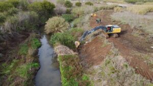 Obras hídricas: Provincia activó la limpieza de unos 300 kilómetros de canales troncales en el sur