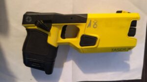 La Policía usó la pistola Taser para evitar que un joven agrediera a su madre con un hacha y un pico en Rosario