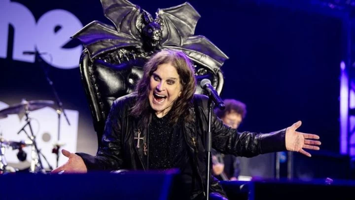 OZZY OSBOURNE REGALA SU TRONO
