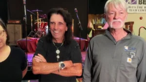 ALICE COOPER RECUPERA TARJETA