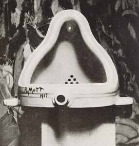 MARCEL DUCHAMP: EL HOMBRE QUE PUSO UN INODORO EN UN MUSEO Y SE RIO DE TODOS
