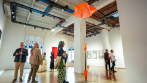 Cifelli en la apertura de NODO junto a galeristas