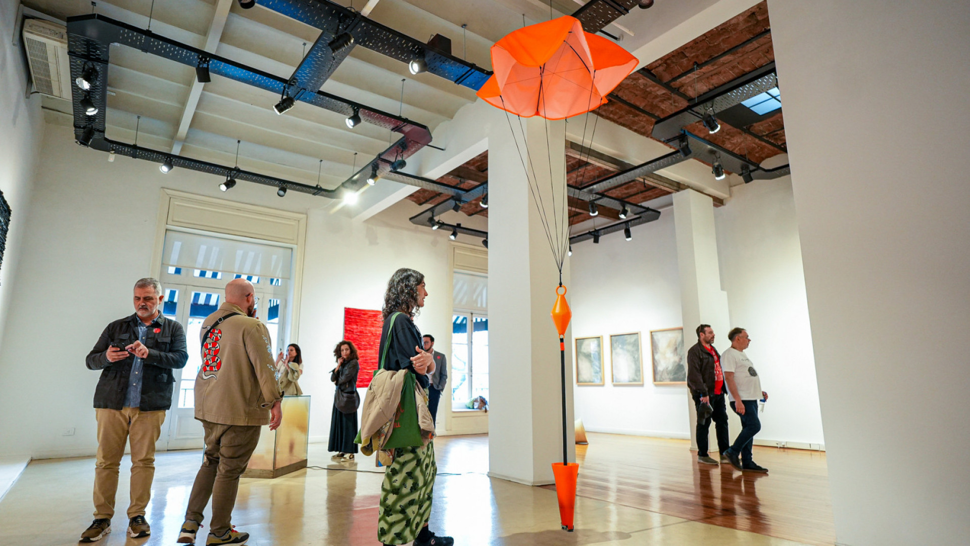 Cifelli en la apertura de NODO junto a galeristas