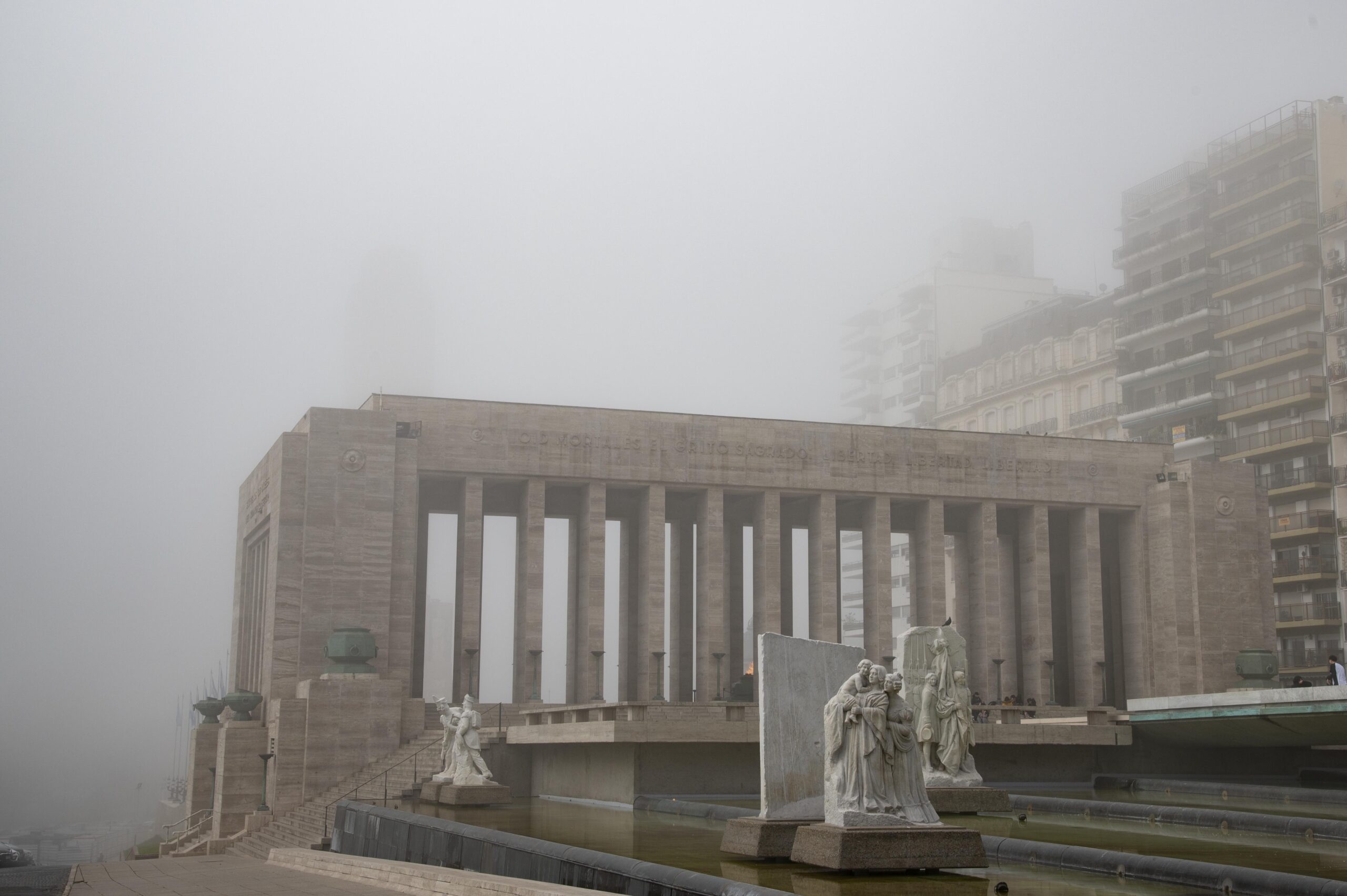Niebla, lluvias y descenso térmico: así estará el tiempo este fin de semana largo en Rosario