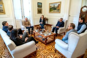 Javkin recibió a ejecutivos de la nueva concesionaria automotriz BYD-Monumento Neostar