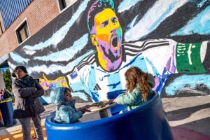 Con un destacado mural de Messi y la Copa del Mundo se inauguró la Plaza de Bolsillo número 100 de la ciudad