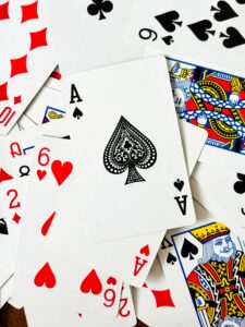 De las mesas del Río de la Plata al fenómeno mundial: Historia y secretos de la Canasta, el Rummy y el Burako