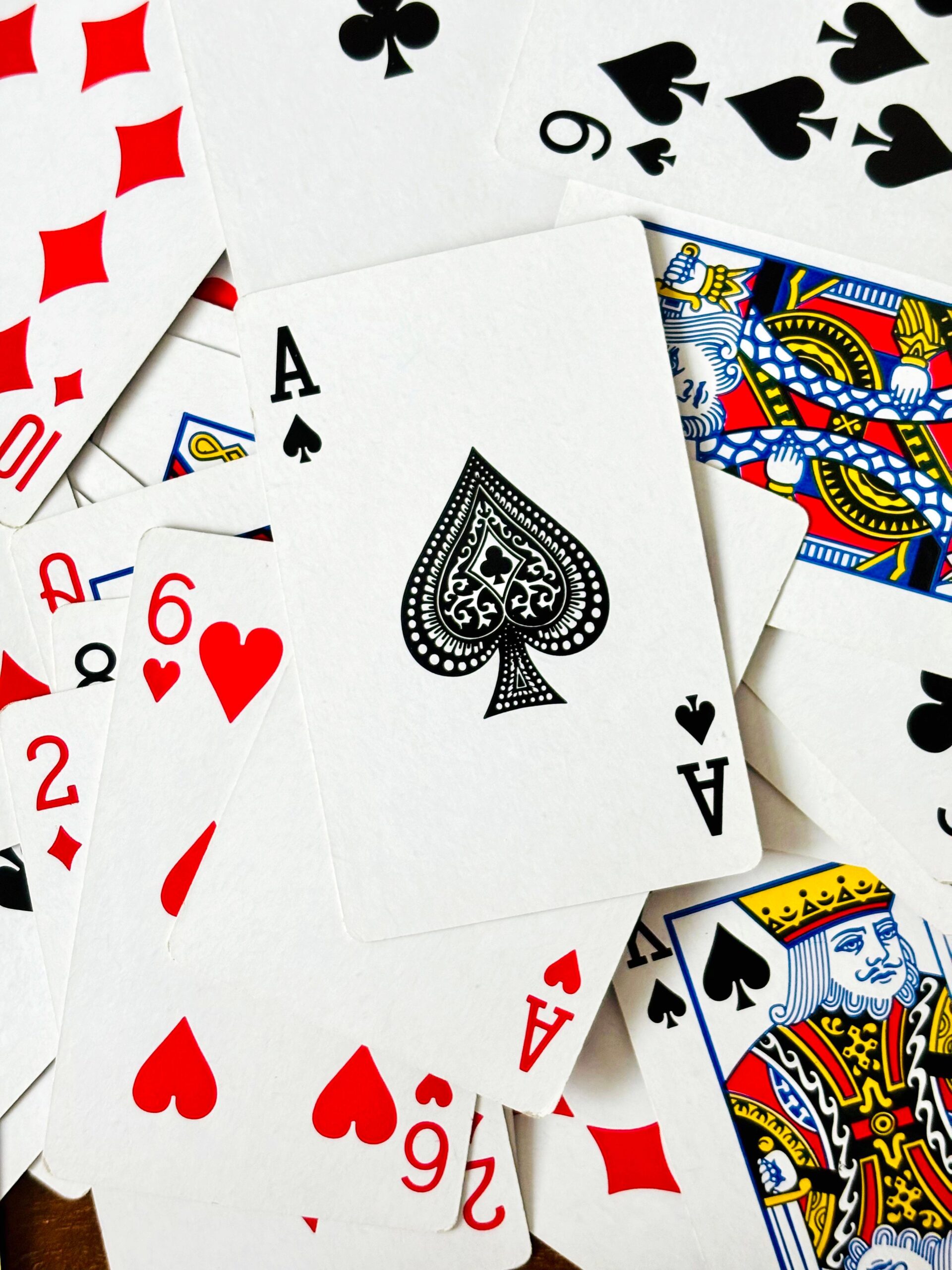 De las mesas del Río de la Plata al fenómeno mundial: Historia y secretos de la Canasta, el Rummy y el Burako
