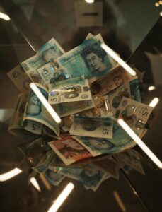 La libra sube frente al euro y el dólar mientras mejora el sentimiento de riesgo