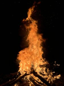 El fuego que todo lo sana: Historia y secretos de la Fogata de San Juan