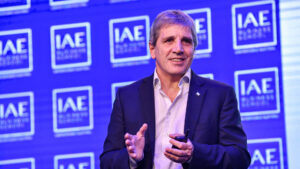 Luis Caputo: “La economía se ha empezado a recuperar, las exportaciones están en record y cayeron la inflación y la pobreza”