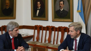 Luis Caputo y Rogelio Frigerio firmaron un acuerdo en el marco del Régimen de Extinción de Obligaciones Recíprocas