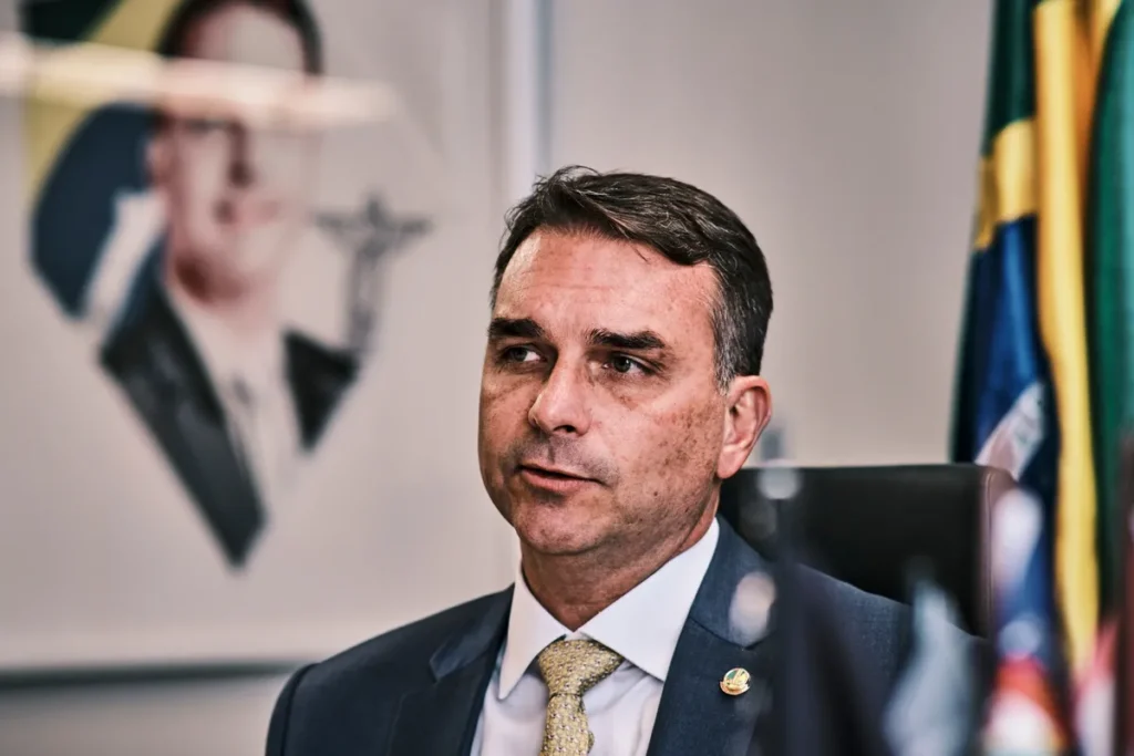 En Brasil, una brecha en la familia Bolsonaro expone la lucha de la derecha con las mujeres votantes