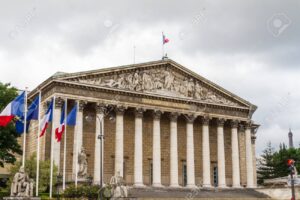 Los legisladores franceses votan una ley para prohibir las redes sociales a menores de 15 años
