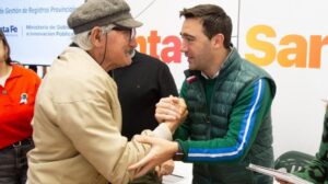 Marcos de lentes secuestrados en una causa por estafa fueron entregados por Provincia a adultos mayores de Rosario