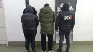 Villa Gobernador Gálvez: Dos personas detenidas y más de un kilo y medio de marihuana secuestradas en allanamiento por microtráfico