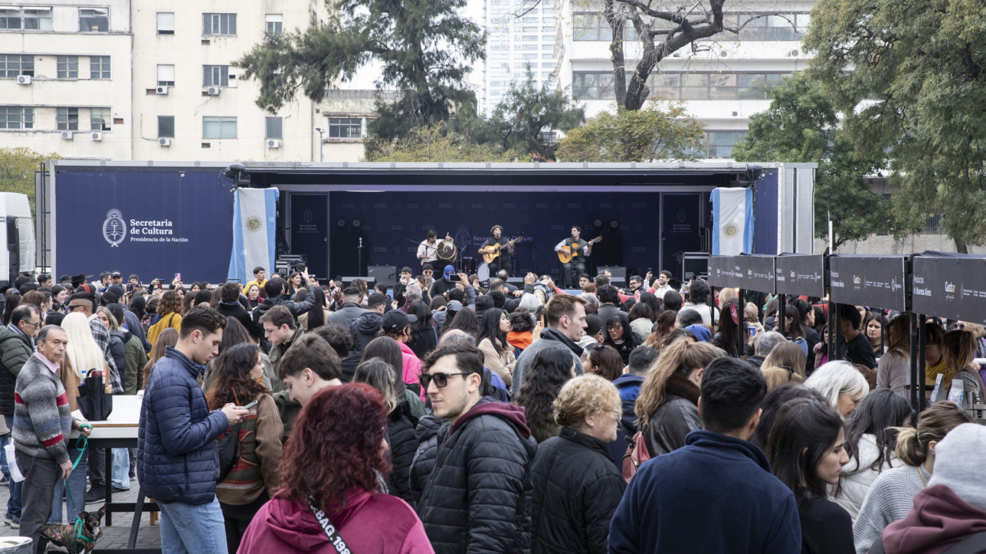 Miles de personas celebraron el Día de la Independencia en el Palacio Libertad