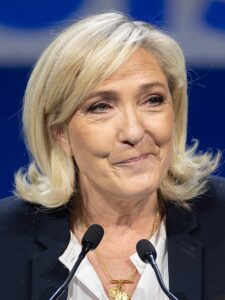Marine Le Pen lanza su campaña presidencial entre vítores y abucheos tras el fallo judicial