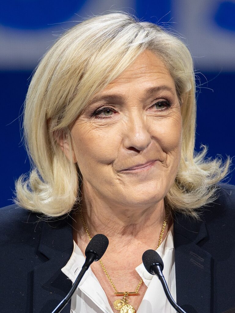 Marine Le Pen lanza su campaña presidencial entre vítores y abucheos tras el fallo judicial