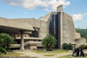 BRUTALISMO  su estética austera, formas geométricas imponentes y un marcado uso del hormigón…Una solución práctica para la reconstrucción urbana.