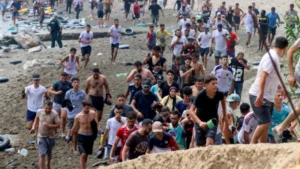 La situación está fuera de control»: España moviliza al ejército ante el cruce de más de 49.000 migrantes desde Marruecos a Ceuta; hay al menos 27 muertos