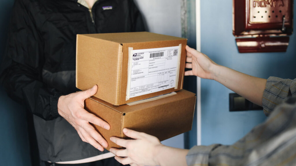 El Gobierno simplifica las exportaciones por correo y elimina límites de valor para impulsar las ventas al exterior