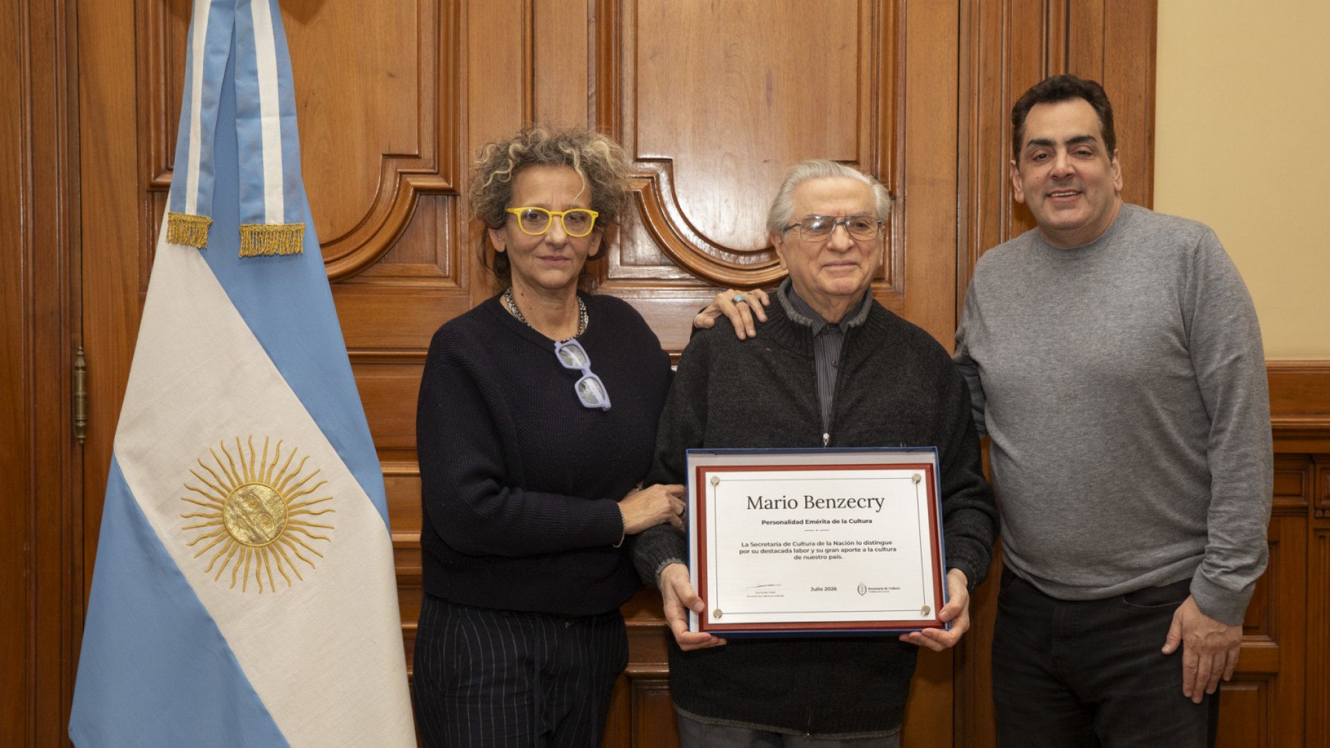 Mario Benzecry recibió la distinción como Personalidad Emérita de la Cultura