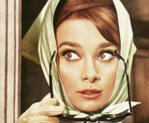 El pañuelo de seda: la pequeña pieza de tela que conquistó la historia de la moda